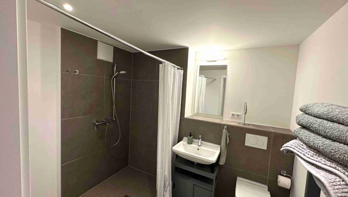 Badezimmer mit Dusche