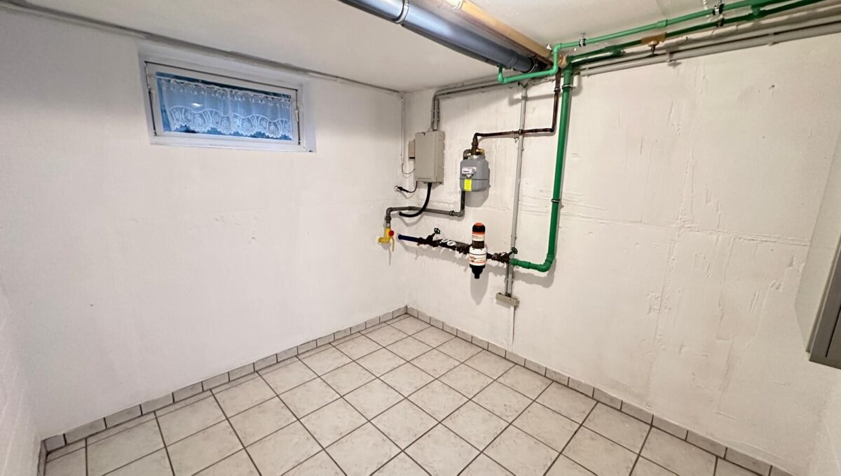 Keller mit Hausanschlüssen