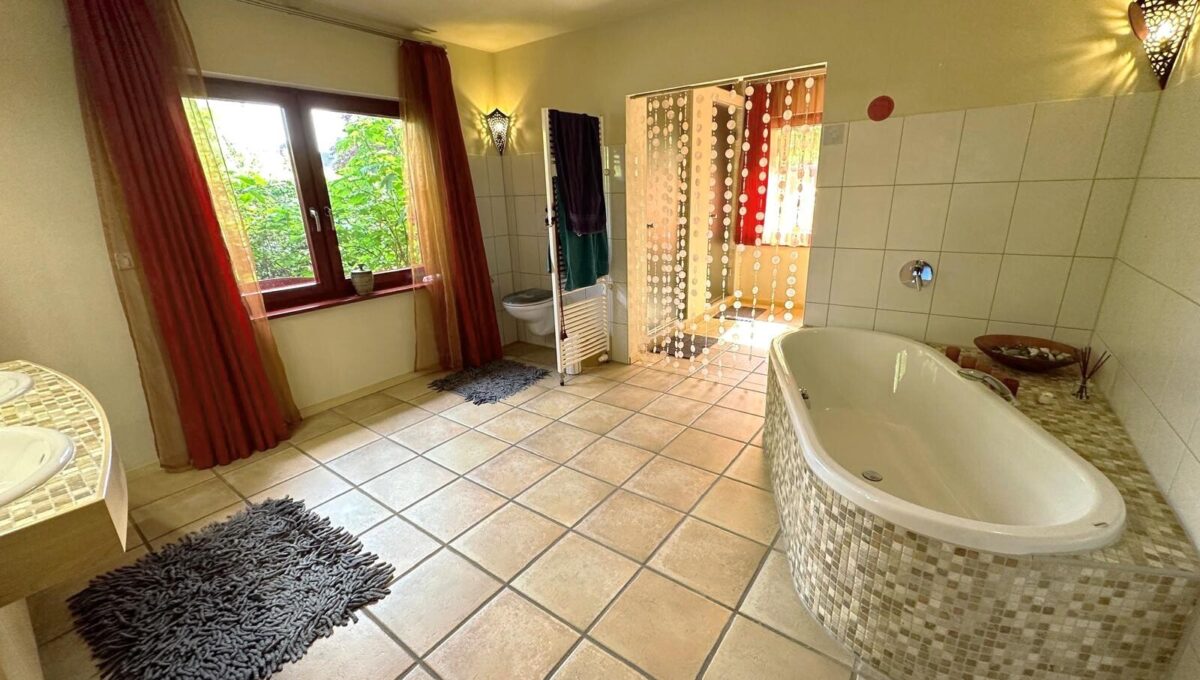 Badezimmer mit Wanne